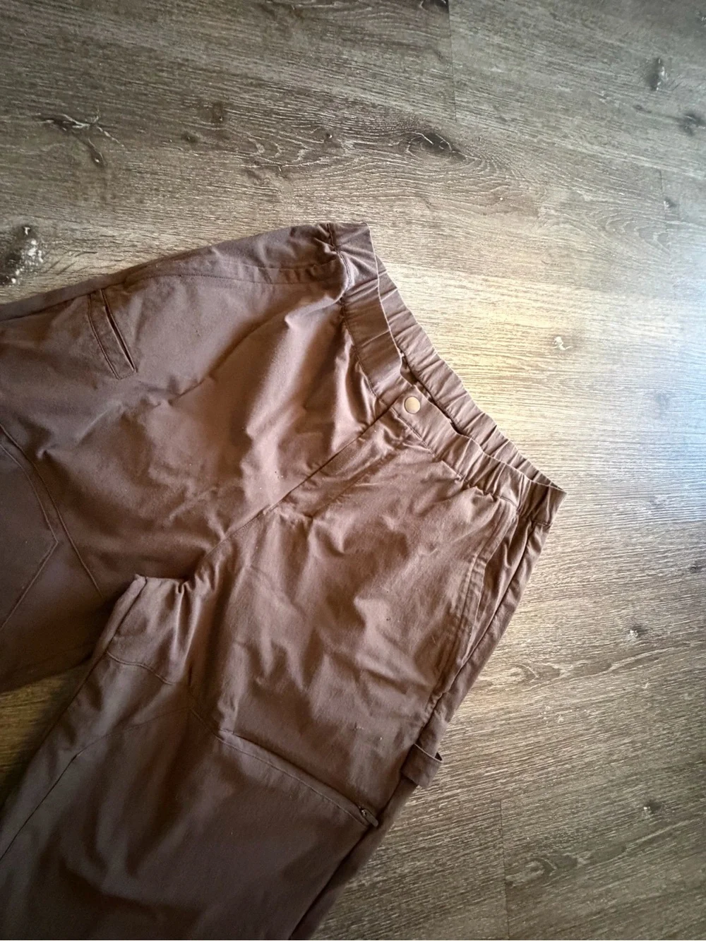 ALO Yoga Men's Cargo Pants in Brown